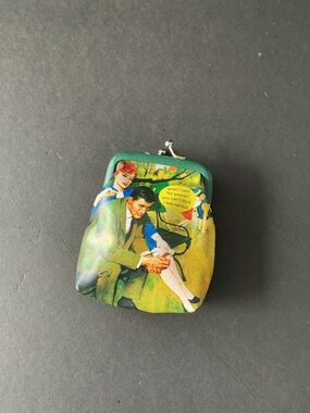 Vintage Style Green Kiss-Lock Coin Purse with Retro Illustration